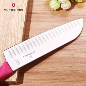 Victorinox SwissClassic 17cm Santoku Bıçağı Oluklu 6.8526.17L5B Pembe